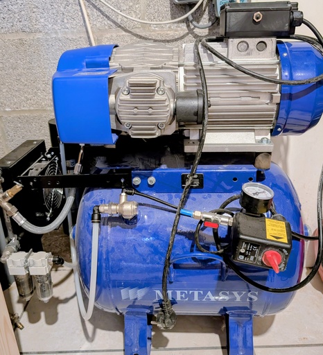 A vendre 1500€  Compresseur Métasys , entretien complet fait , cause double emploi ! 