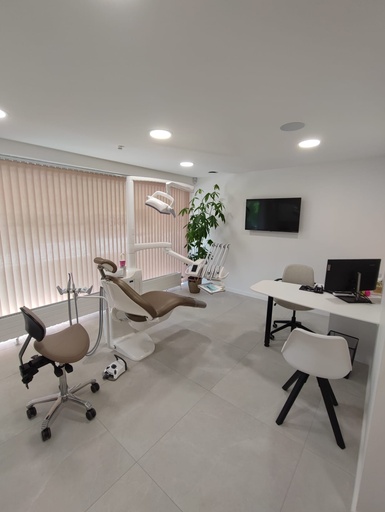 AM Dental Clinic recrute 